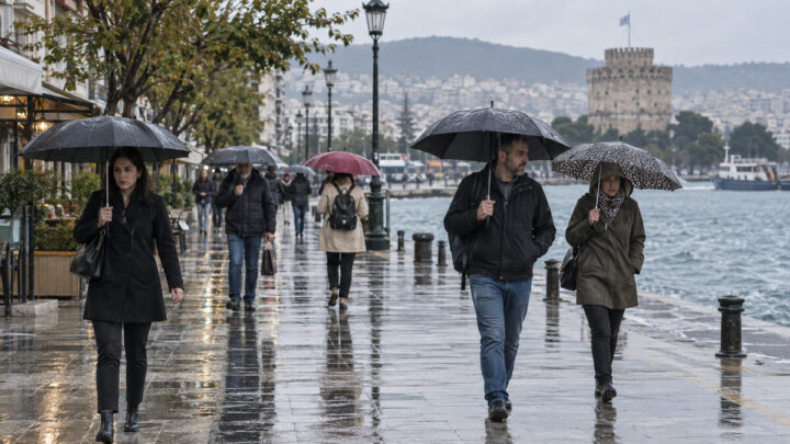 Άνθρωποι με ομπρέλες σε αστικό δρόμο κατά τη διάρκεια δυνατής βροχής, εικονογράφηση