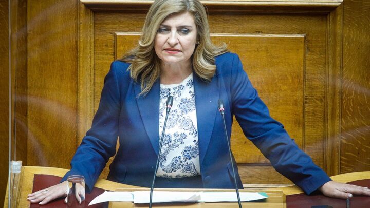 Η Ευαγγελία Λιακούλη στο βήμα της Βουλής.