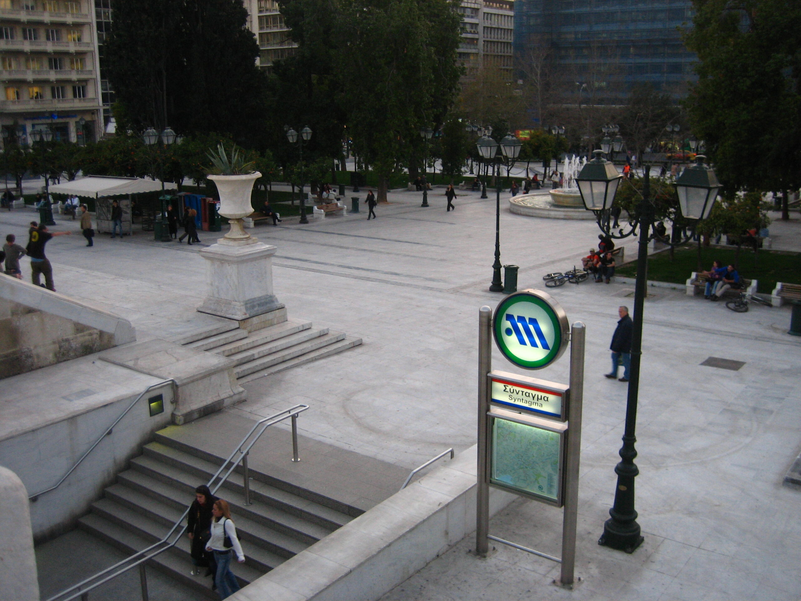 Αυθεντική φωτογραφία αρχείου της εισόδου του Μετρό στο Σύνταγμα.