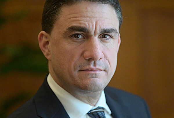 Επίσημο πορτρέτο του Κώστα Τσουκαλά.