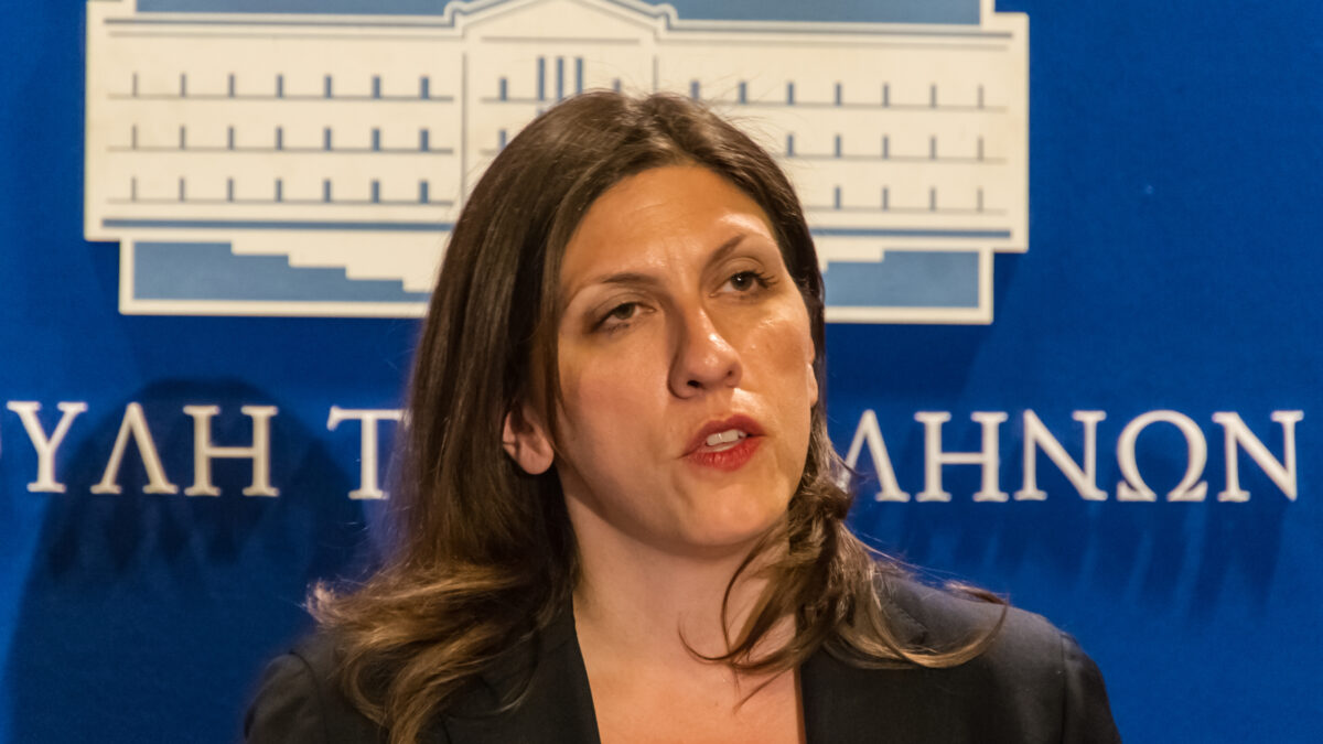 Αυθεντική φωτογραφία αρχείου της Ζωής Κωνσταντοπούλου σε ομιλία.