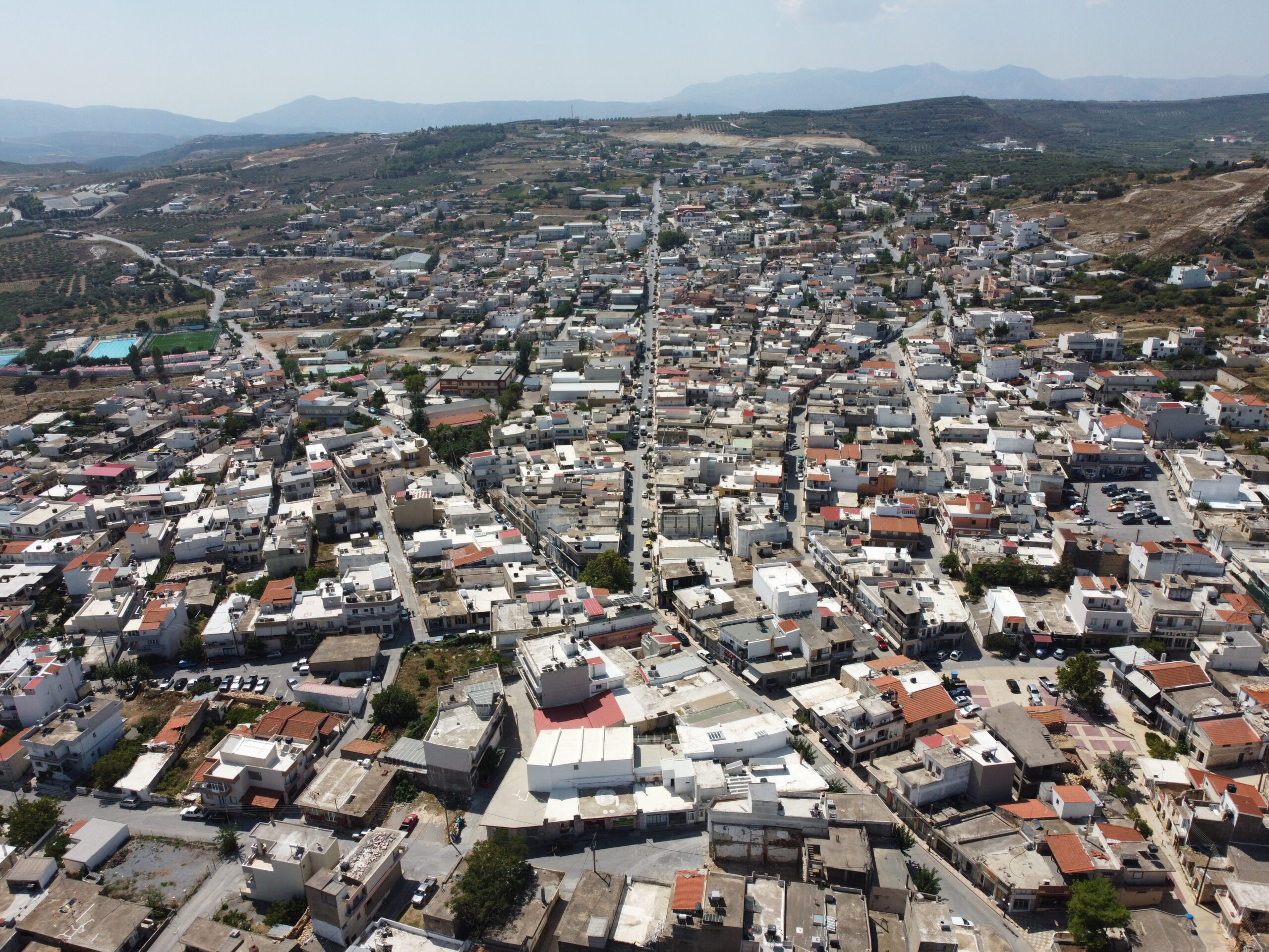 Αυθεντική γενική άποψη αρχείου του Αρκαλοχωρίου με τον οικισμό και το γύρω τοπίο, από το 2022.