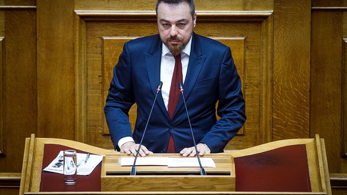 Ο Φραγκίσκος Παρασύρης μιλά από το βήμα της Βουλής.