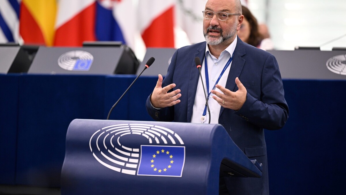 Ο Σάκης Αρναουτόγλου μιλά στο βήμα του Ευρωπαϊκού Κοινοβουλίου.