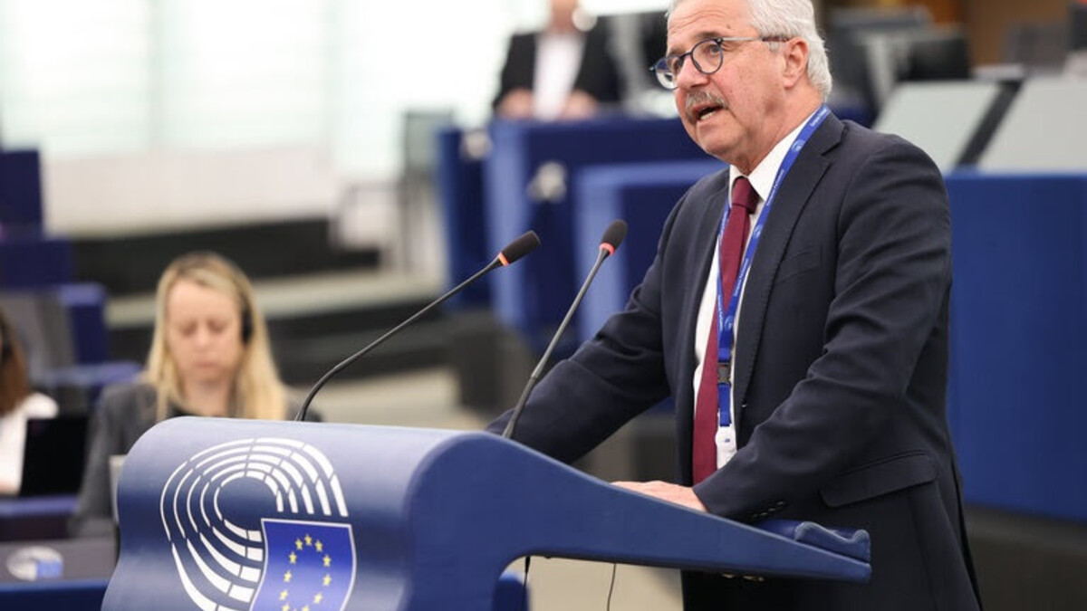 Ο Γιάννης Μανιάτης μιλά στο βήμα του Ευρωπαϊκού Κοινοβουλίου.