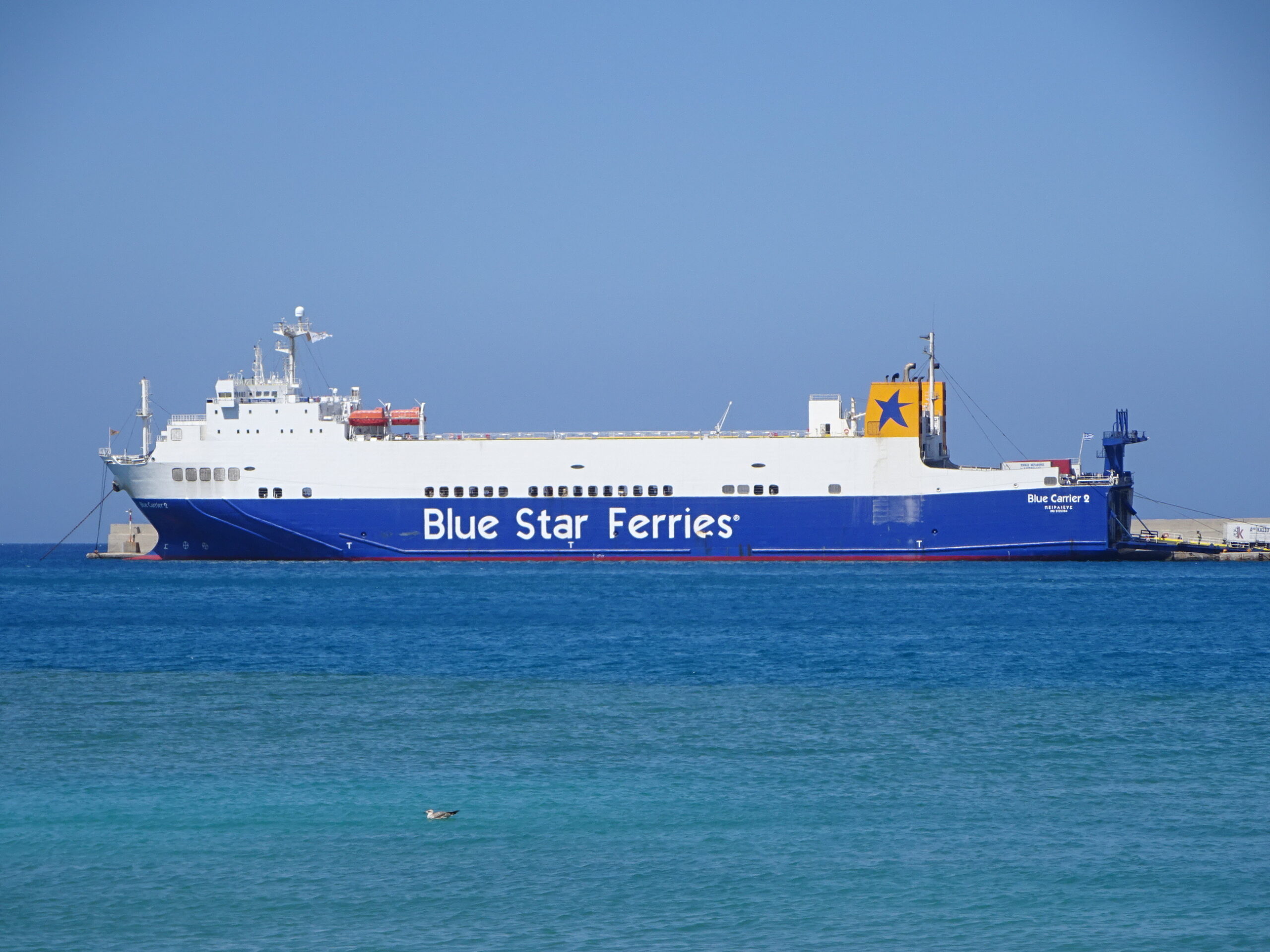Το φορτηγό οχηματαγωγό Blue Carrier 2 δεμένο στη Ρόδο το 2025, πριν από το περιστατικό της 25ης Σεπτεμβρίου 2026.