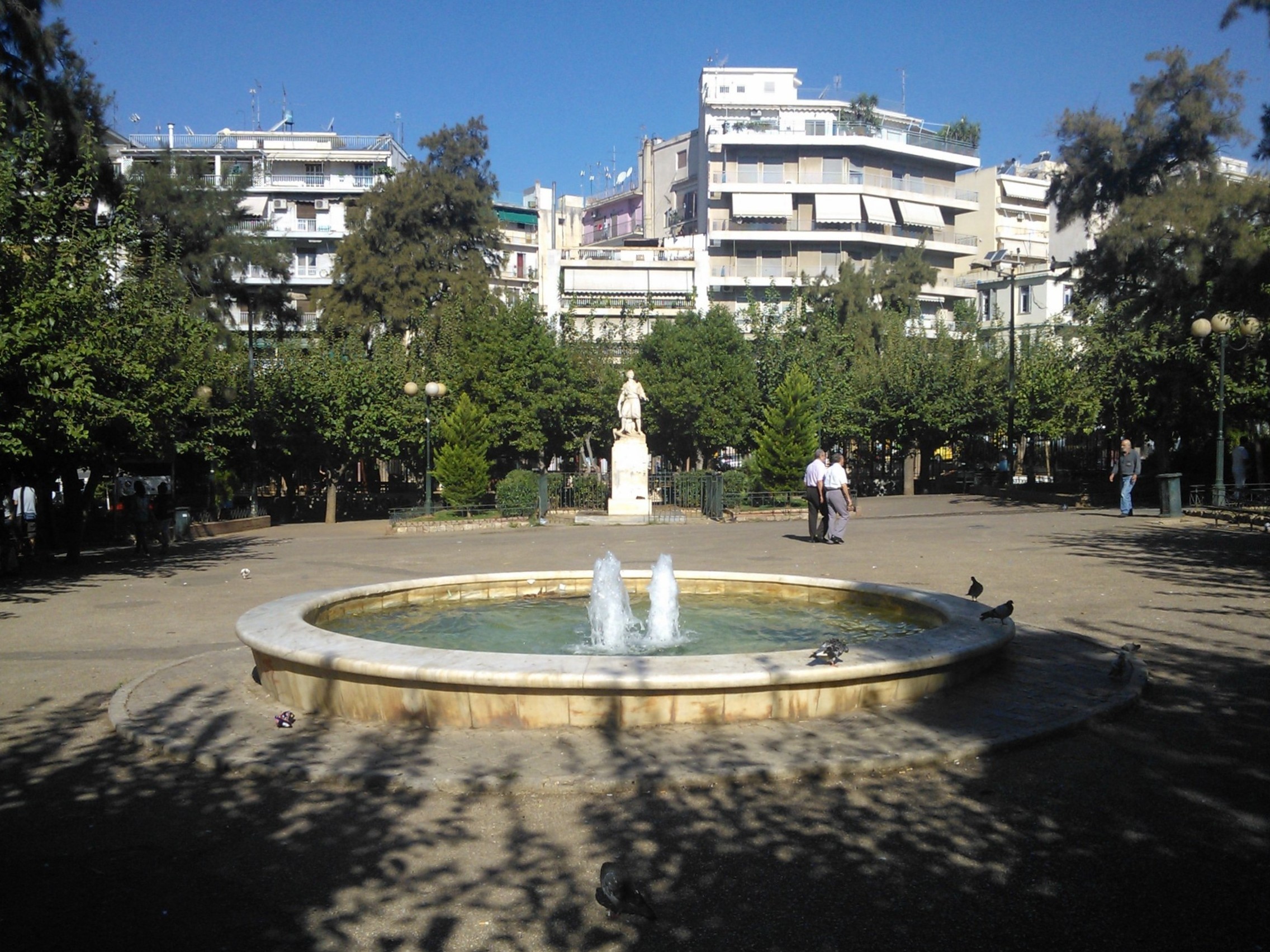 Φωτογραφία αρχείου της πλατείας Κυψέλης με το συντριβάνι και το άγαλμα του Κανάρη.